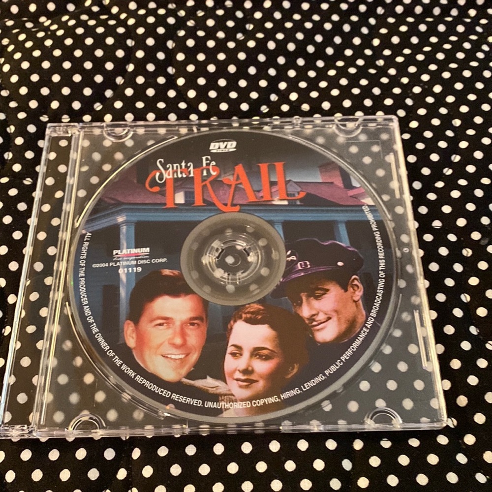 🌼🌿Gently used DVD Santa Fe Trail. No original case 🌼🌿